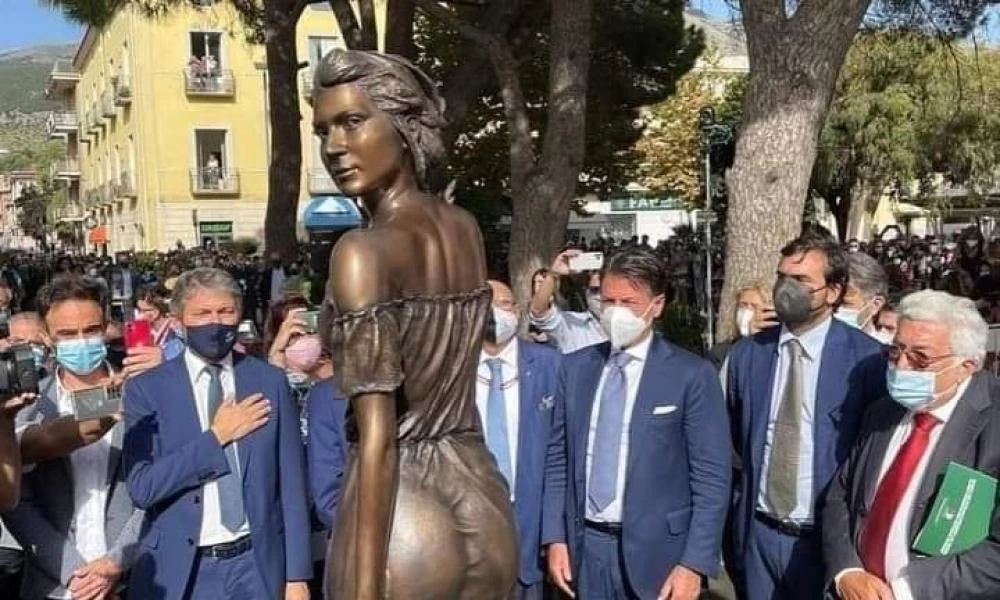 Ιταλία: Σάλο προκάλεσε άγαλμα που θεωρήθηκε...σεξιστικό